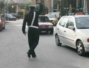 Οι Έλληνες οδηγοί ξεχνούν τη ζώνη ασφαλείας- Εκατοντάδες οι παραβάτες σε ελέγχους της Τροχαίας